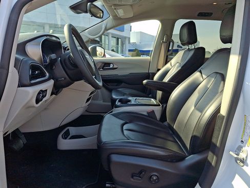 Used 2023 Chrysler Pacifica Touring-L image 14