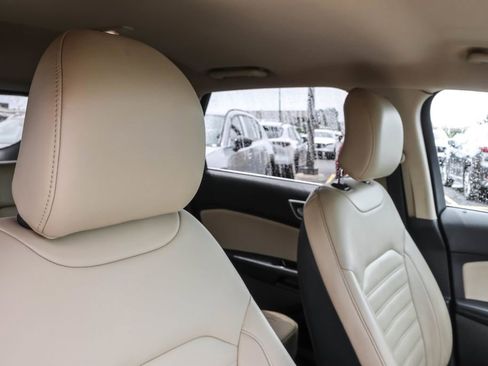 Used 2018 Ford Edge SEL w/ Equipment Group 201A AWD/4WD image 38