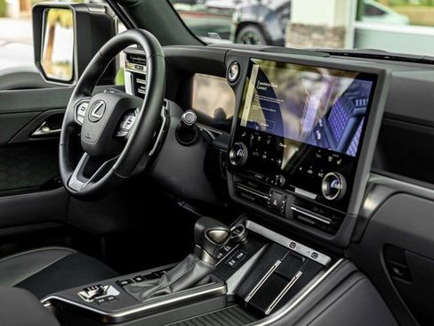 Used 2025 Lexus GX 550 image 24