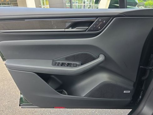 Used 2025 Porsche Macan Turbo Electric AWD/4WD image 17