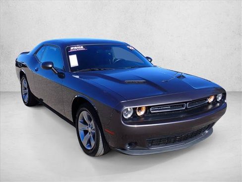 Used 2022 Dodge Challenger SXT RWD image 6