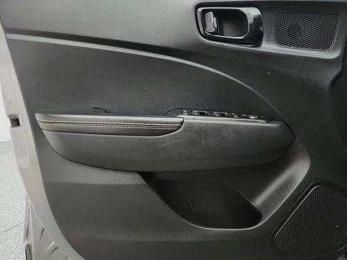Used 2022 Hyundai Venue Limited FWD image 19