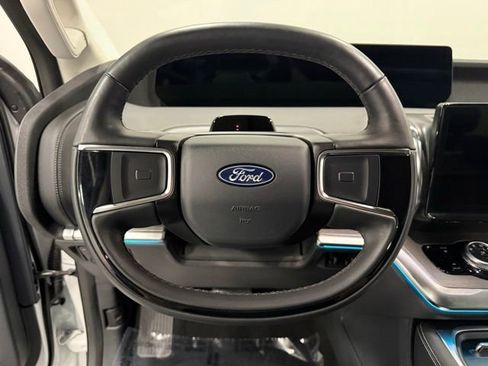 Used 2025 Ford Expedition Platinum AWD/4WD image 19