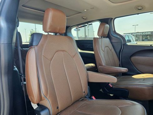 Used 2017 Chrysler Pacifica Limited FWD image 14