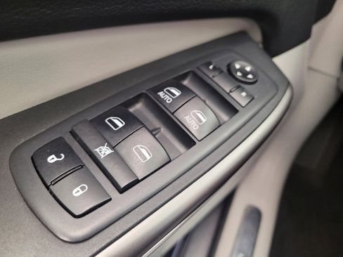 Used 2019 Jeep Cherokee Limited image 27