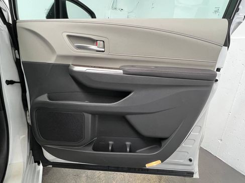 Used 2022 Toyota Sienna XLE w/ XLE Plus Package FWD image 11