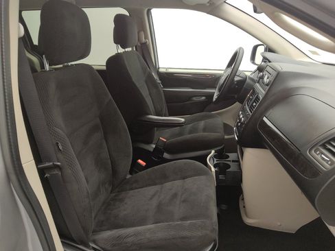 Used 2017 Dodge Grand Caravan SE FWD image 21