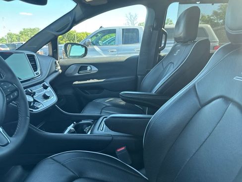 Used 2025 Chrysler Pacifica Limited FWD image 31