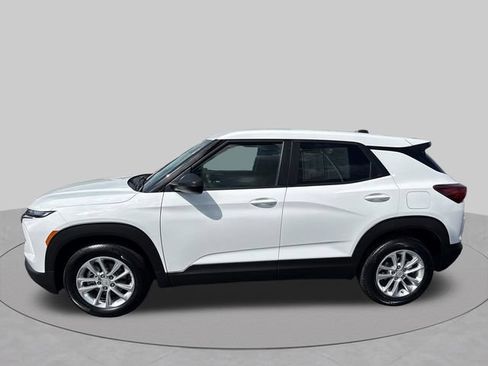 Used 2024 Chevrolet TrailBlazer LS w/ LS Convenience Package FWD image 2
