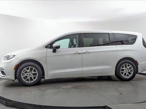 Used 2023 Chrysler Pacifica Touring-L FWD image 3