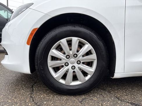 Used 2020 Chrysler Voyager L image 45