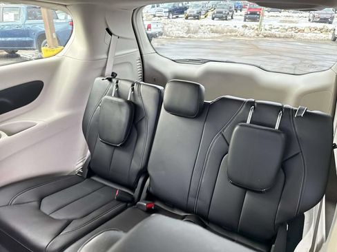 Used 2023 Chrysler Pacifica Touring-L AWD/4WD image 11