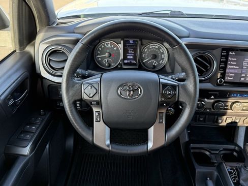 Used 2022 Toyota Tacoma TRD Off-Road image 17