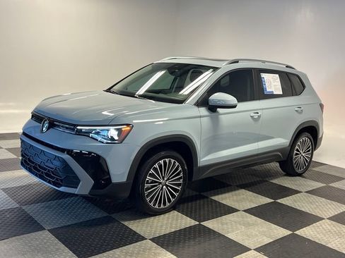 Certified 2025 Volkswagen Taos SE FWD image 3