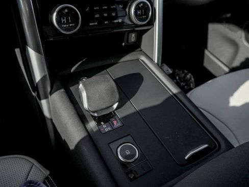 New 2026 Land Rover Discovery Dynamic SE image 14