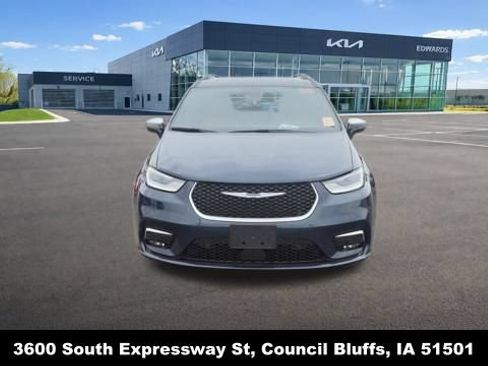 Used 2023 Chrysler Pacifica Pinnacle FWD image 2
