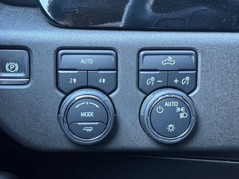 Used 2024 Chevrolet Silverado 1500 LT image 38