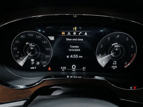 Used 2023 Bentley Bentayga Extended Wheelbase image 18