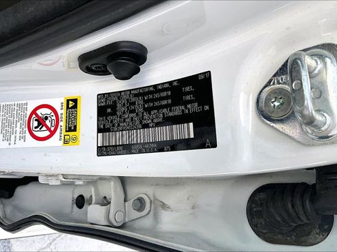 Used 2017 Toyota Highlander XLE FWD image 19
