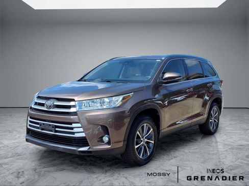 Used 2019 Toyota Highlander XLE FWD image 4