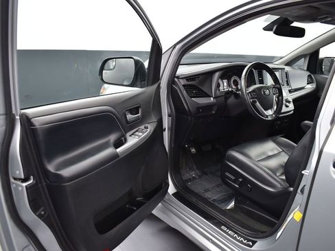 Used 2019 Toyota Sienna SE image 7