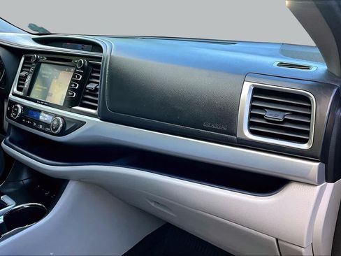 Certified 2017 Toyota Highlander XLE AWD/4WD image 18