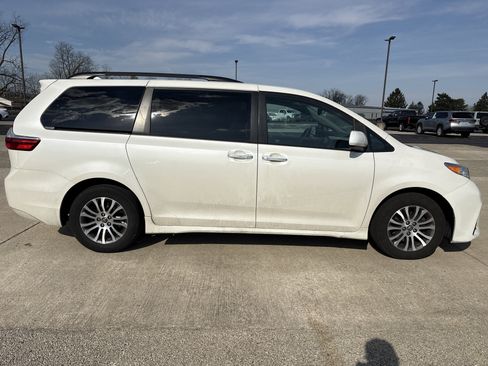 Used 2019 Toyota Sienna XLE w/ XLE Navigation Package image 3