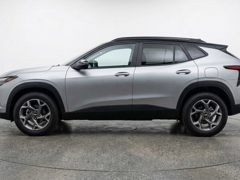 Used 2025 Chevrolet Trax LT FWD image 3