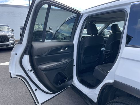 Certified 2023 Jeep Grand Cherokee Laredo w/ Luxury Tech Group I image 23