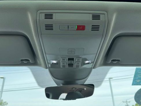 Certified 2023 Volkswagen Taos SE w/ Panoramic Sunroof Package FWD image 19