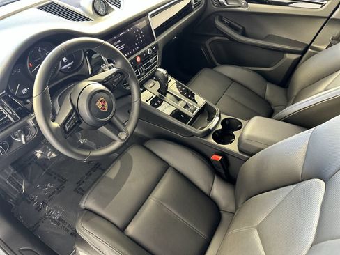 Certified 2026 Porsche Macan AWD/4WD image 4