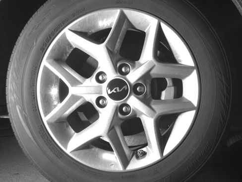 Used 2025 Kia Soul LX w/ LX Technology Package FWD image 10