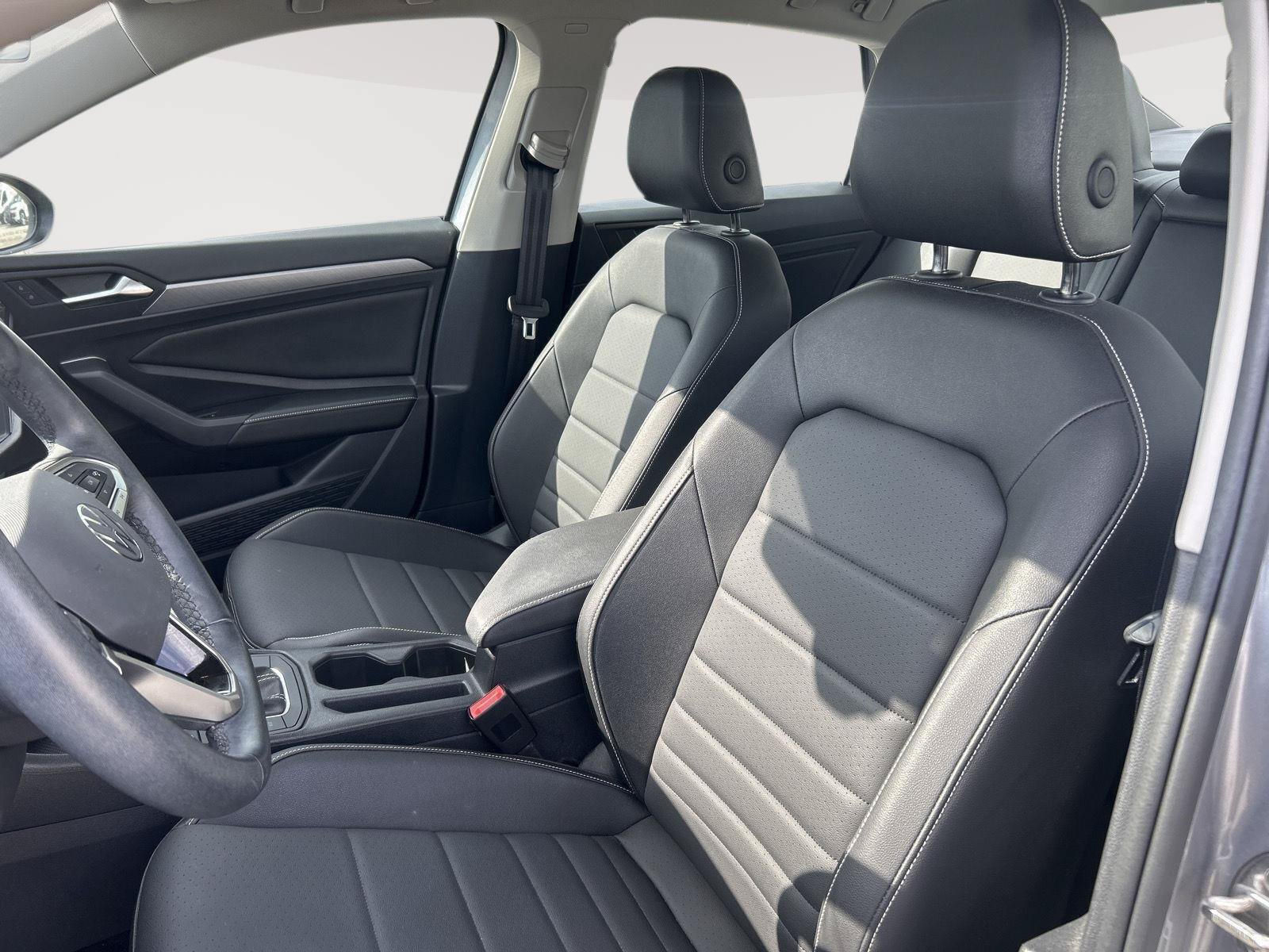 Used 2024 Volkswagen Jetta SE w/ Panoramic Sunroof Package FWD image 5