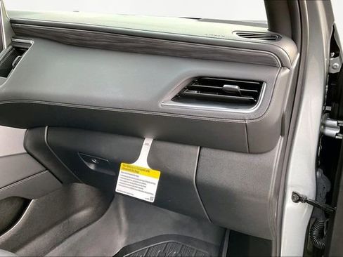 Used 2024 GMC Yukon SLT w/ SLT Luxury Package image 19