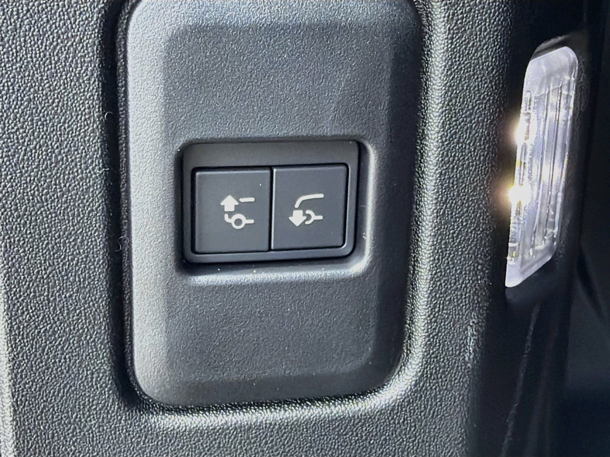New 2026 Land Rover Defender 110 X-Dynamic SE AWD/4WD image 13