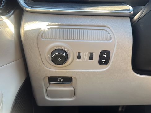 Used 2023 Jeep Wagoneer Series III w/ Premium Group I image 34