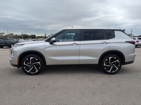 Used 2023 Mitsubishi Outlander SE image 8