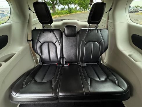 Used 2023 Chrysler Pacifica Touring-L FWD image 25