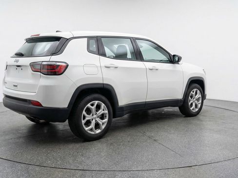 Used 2025 Jeep Compass Latitude AWD/4WD image 6