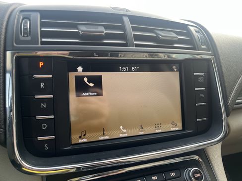 Used 2018 Lincoln Continental Select image 20