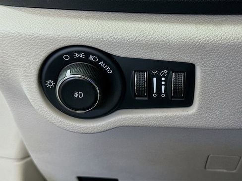 Used 2023 Chrysler Pacifica Touring-L FWD image 11