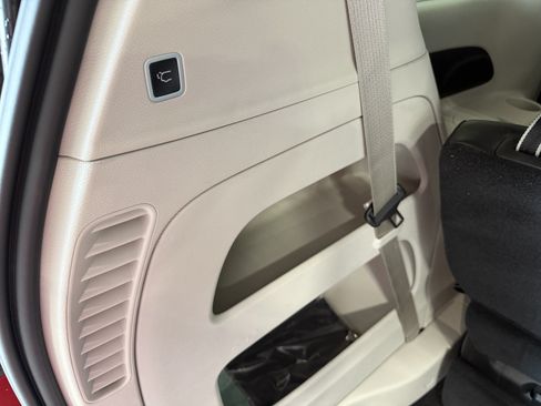 Used 2024 Chrysler Pacifica Touring-L FWD image 8