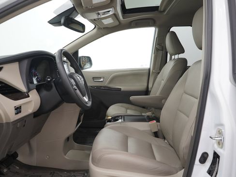 Used 2018 Toyota Sienna XLE w/ XLE Navigation Package FWD image 25