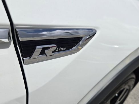 Used 2021 Volkswagen Tiguan SE R-Line image 17