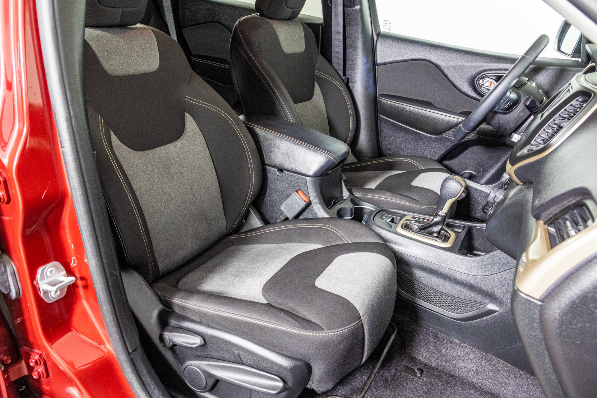 Used 2016 Jeep Cherokee Sport w/ Cold Weather Group FWD image 44
