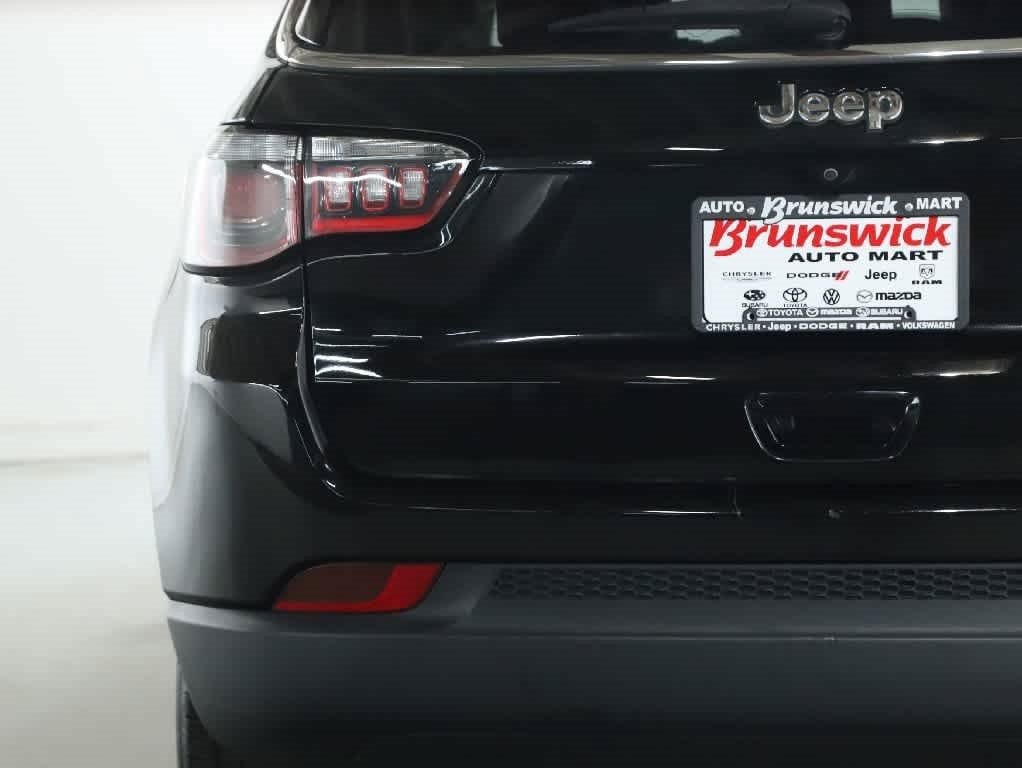 Used 2018 Jeep Compass Latitude FWD image 36