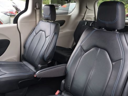Used 2021 Chrysler Pacifica Touring-L w/ Uconnect Theater Family Group AWD/4WD image 13