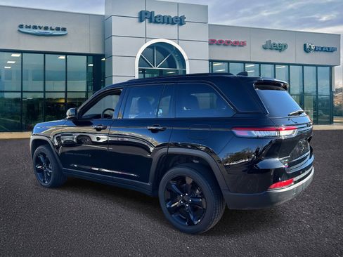 Used 2023 Jeep Grand Cherokee Altitude image 3