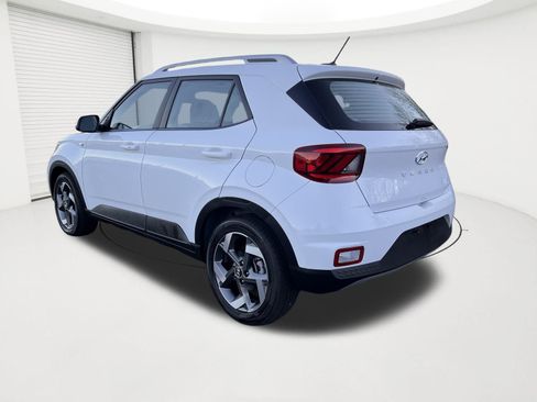 Certified 2025 Hyundai Venue SEL image 2