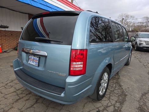Used 2009 Chrysler Town & Country Touring image 23